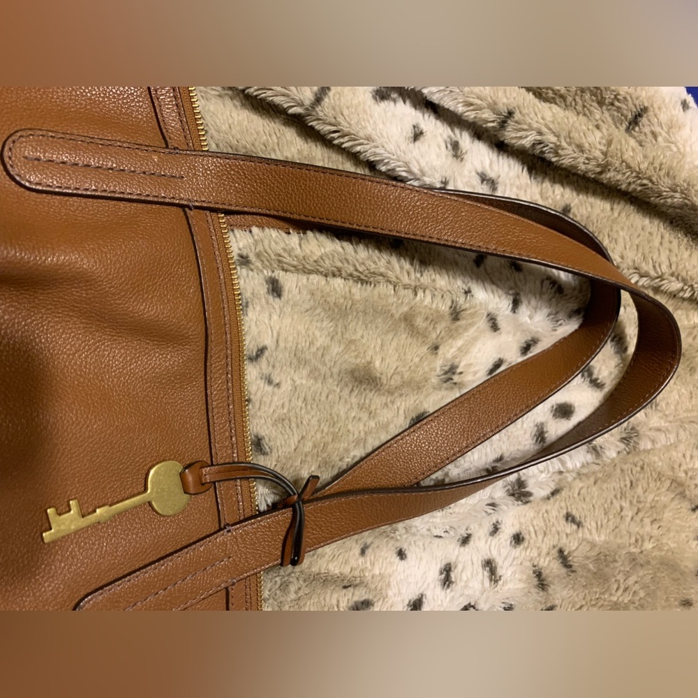 Leather Fossil purse has the key unique design - Picture 2 of 16